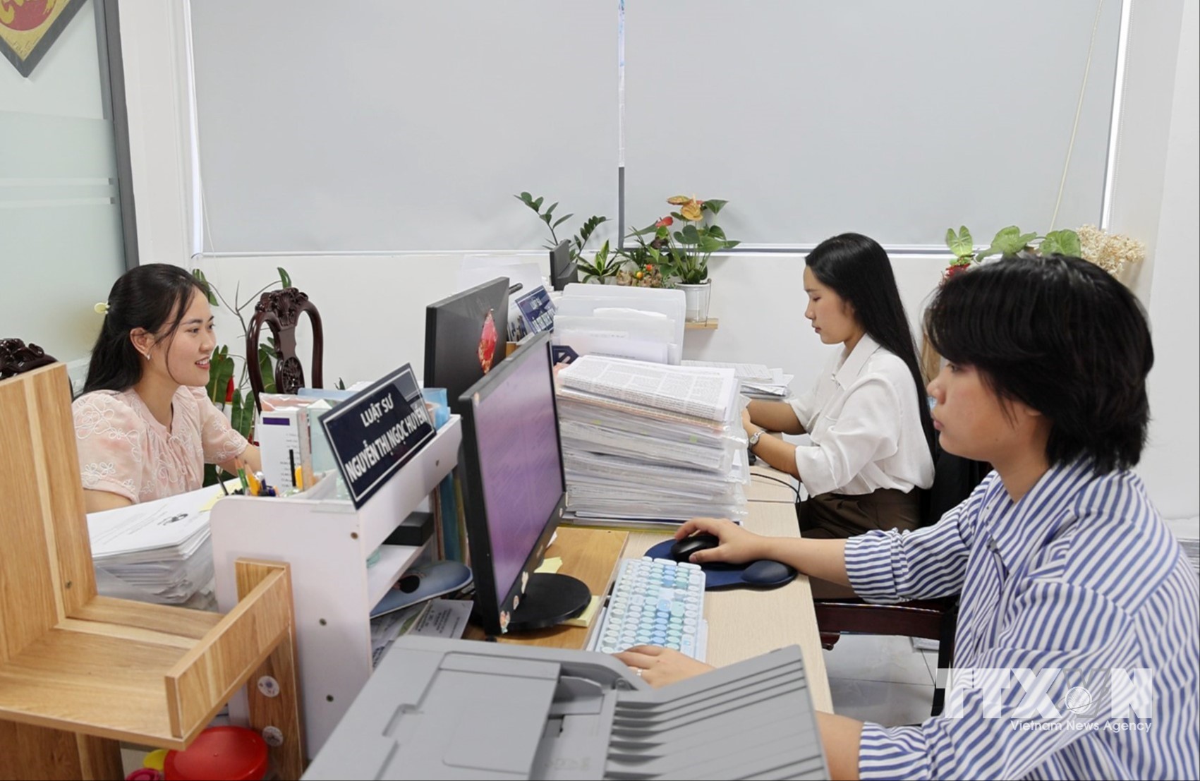 AI giúp tiết kiệm thời gian trong việc tra cứu, chuẩn bị thông tin ban đầu tuy vậy các luật sư cần phải kiểm chứng lại để tránh những hậu quả pháp lý xảy ra. (Ảnh: Hồng Đạt/TTXVN)